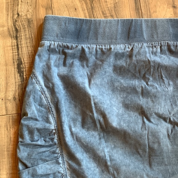 Women's XCVI Ruched Sides Sun Washed Blue Zip Back Stretch Pencil Mini Skirt L - Picture 6 of 8